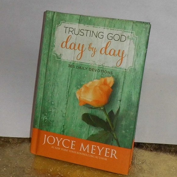 Trusting God - Day by day - 365 Daily Devotions Book - Picture 2 of 3